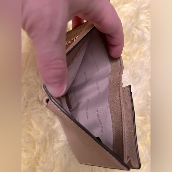 Michael Kors wallet… never used - Picture 3 of 5